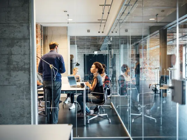 Ung kvinne sitter på pinne for en avslappet mann