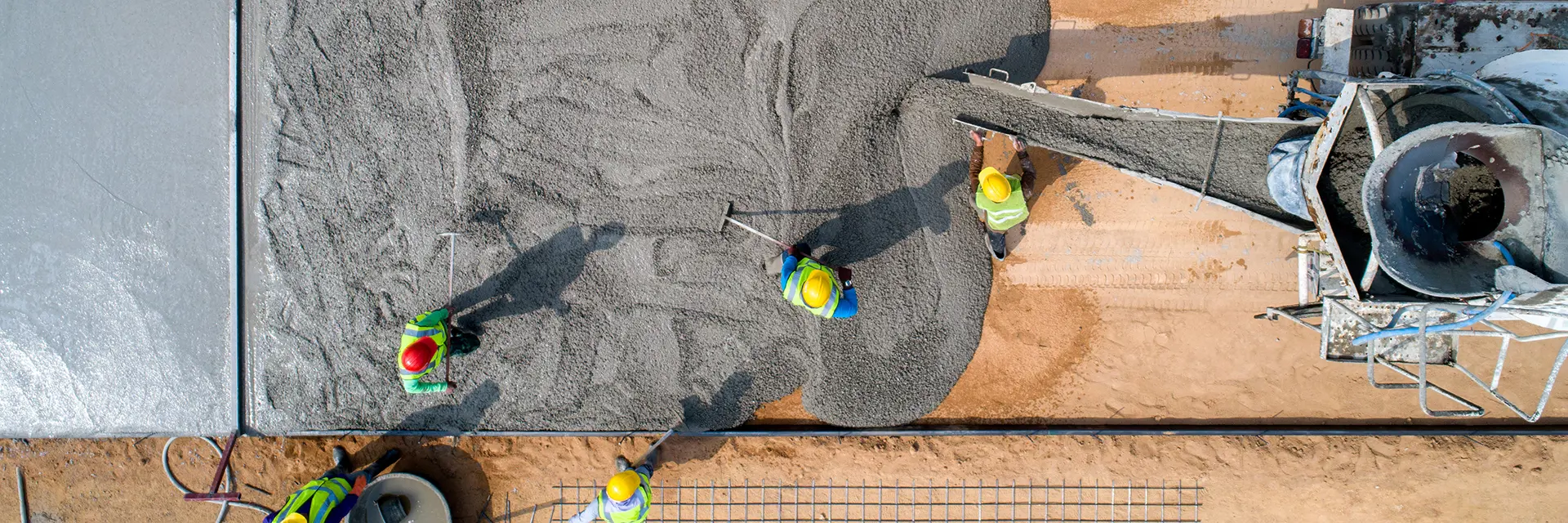 Betong som legges på arbeidsplass