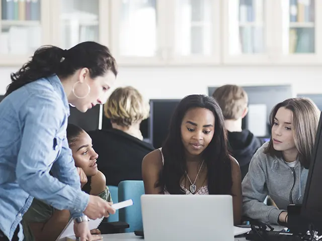 Lærer som underviser gruppe av studenter på vgs