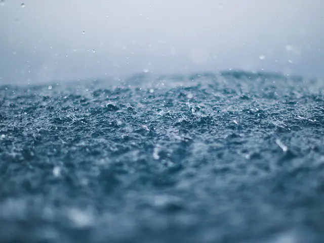 Regn som treffer vann