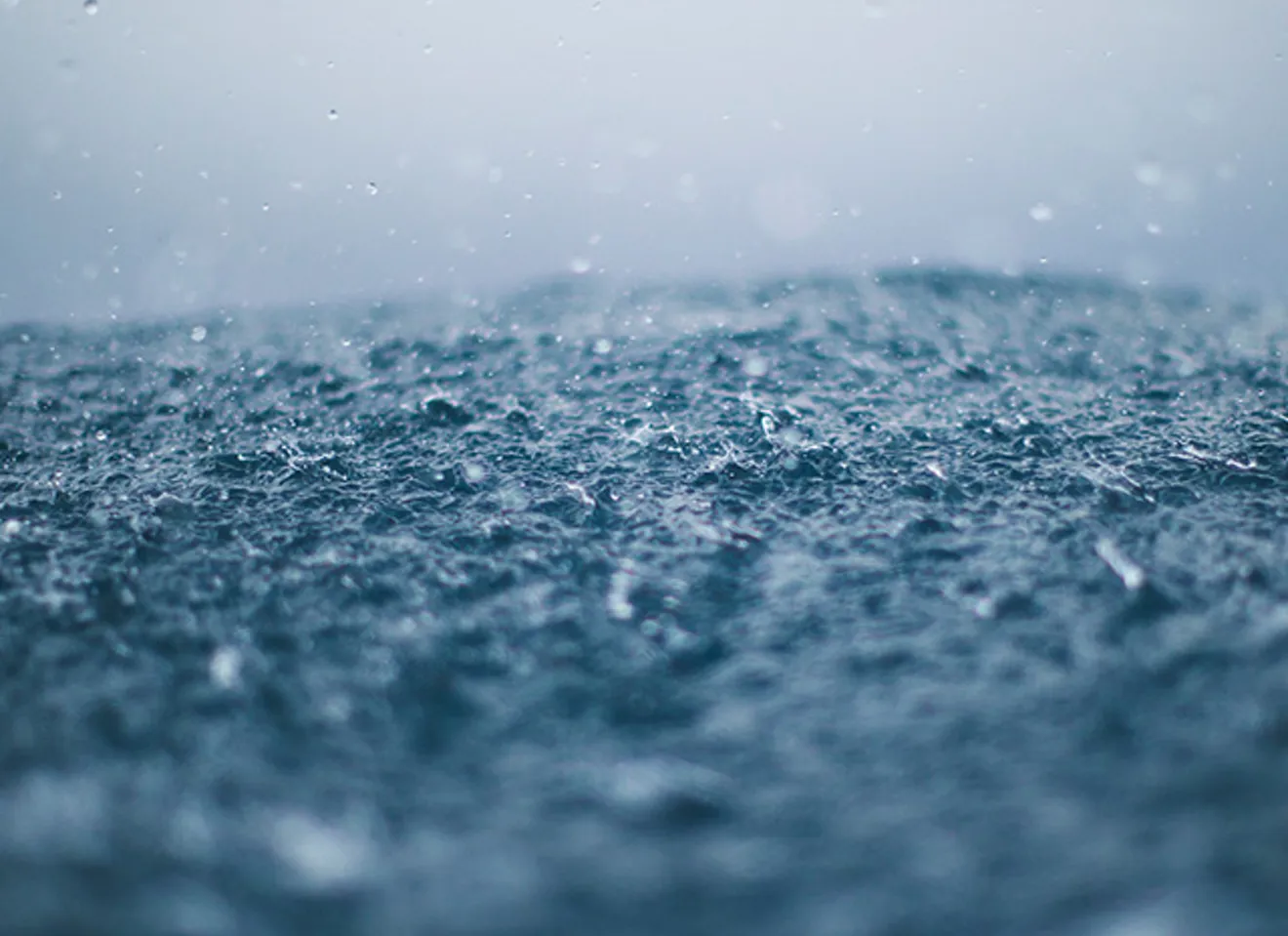 Regn som treffer vann