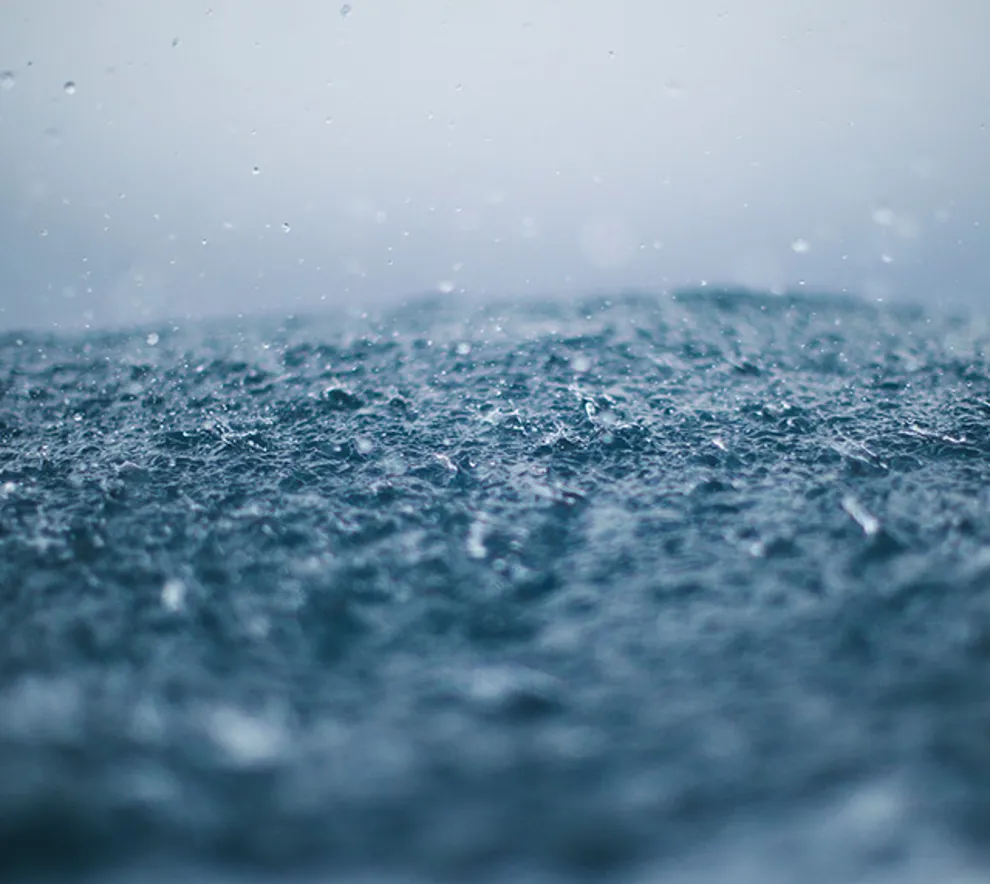 Regn som treffer vann