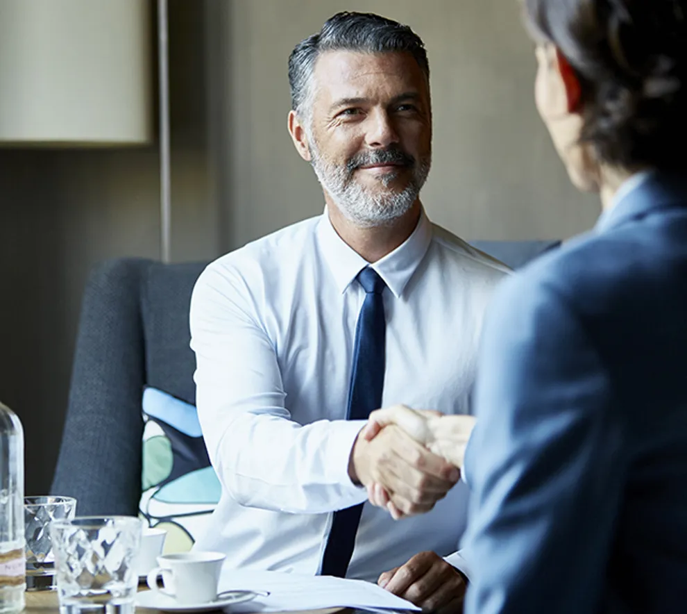 To personer som tar hverandre i hånden