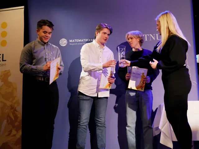 3 unge menn får premie
