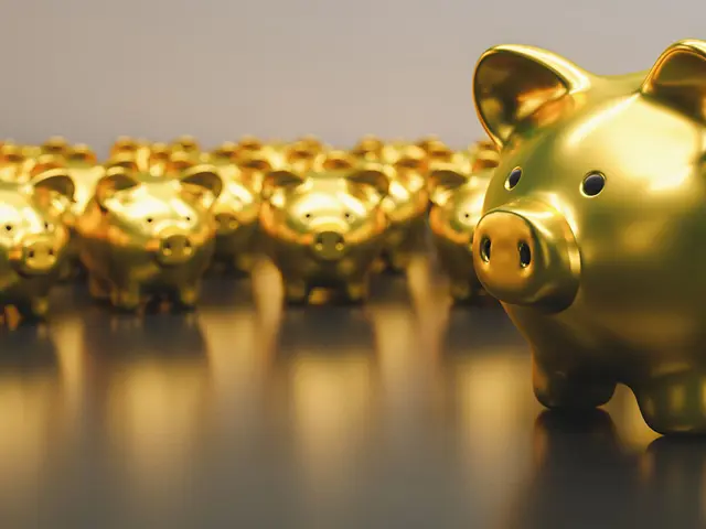 Nærbilde av flere sparegris i gull