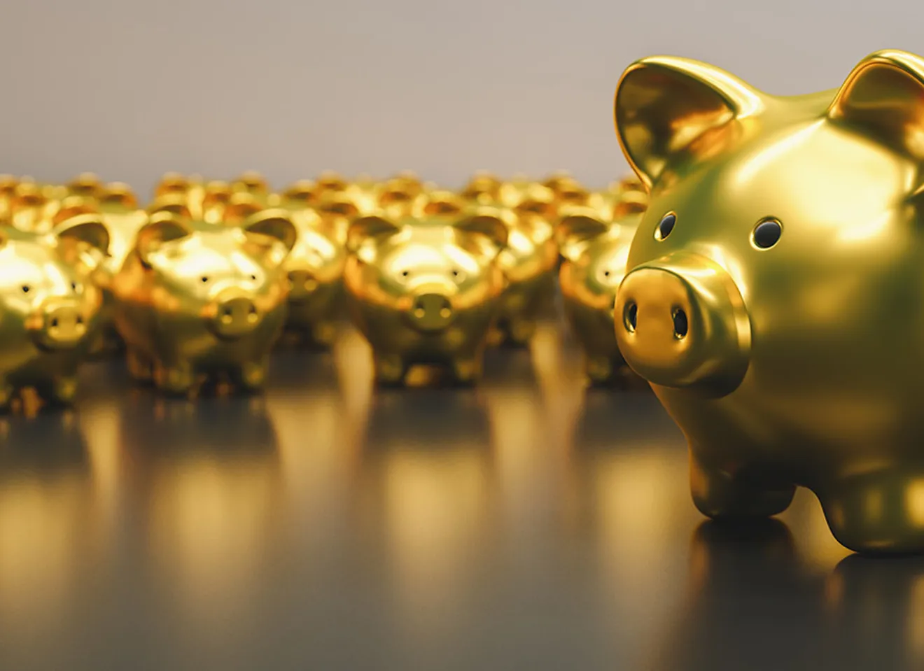 Nærbilde av flere sparegris i gull