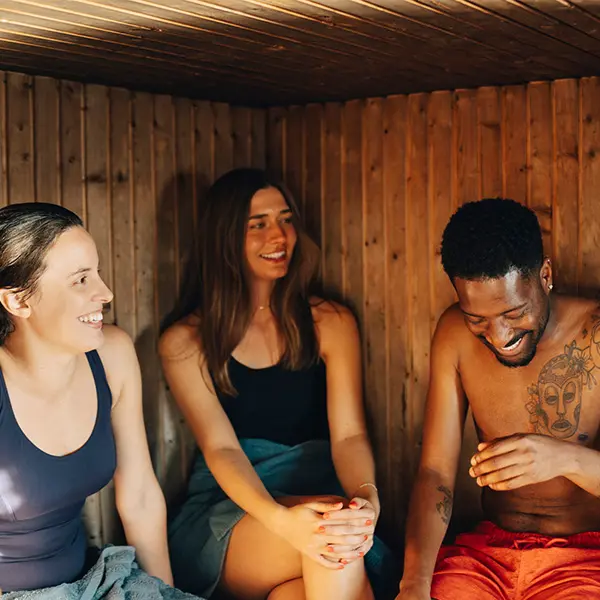 Tre personer i Sauna