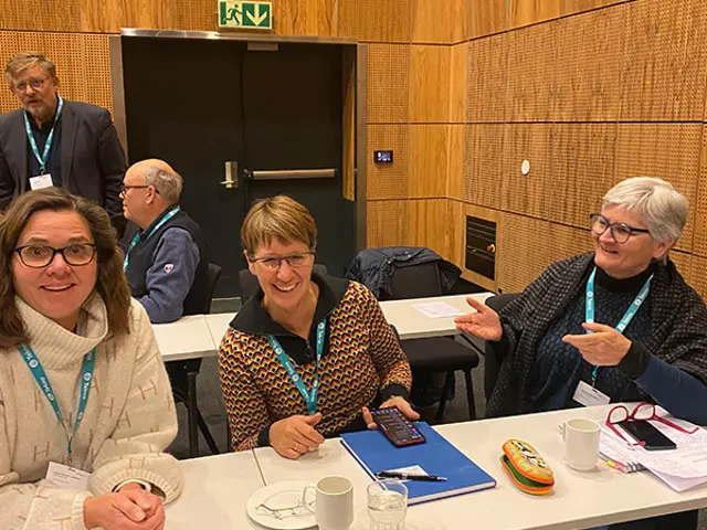 Tre kvinner som smiler 