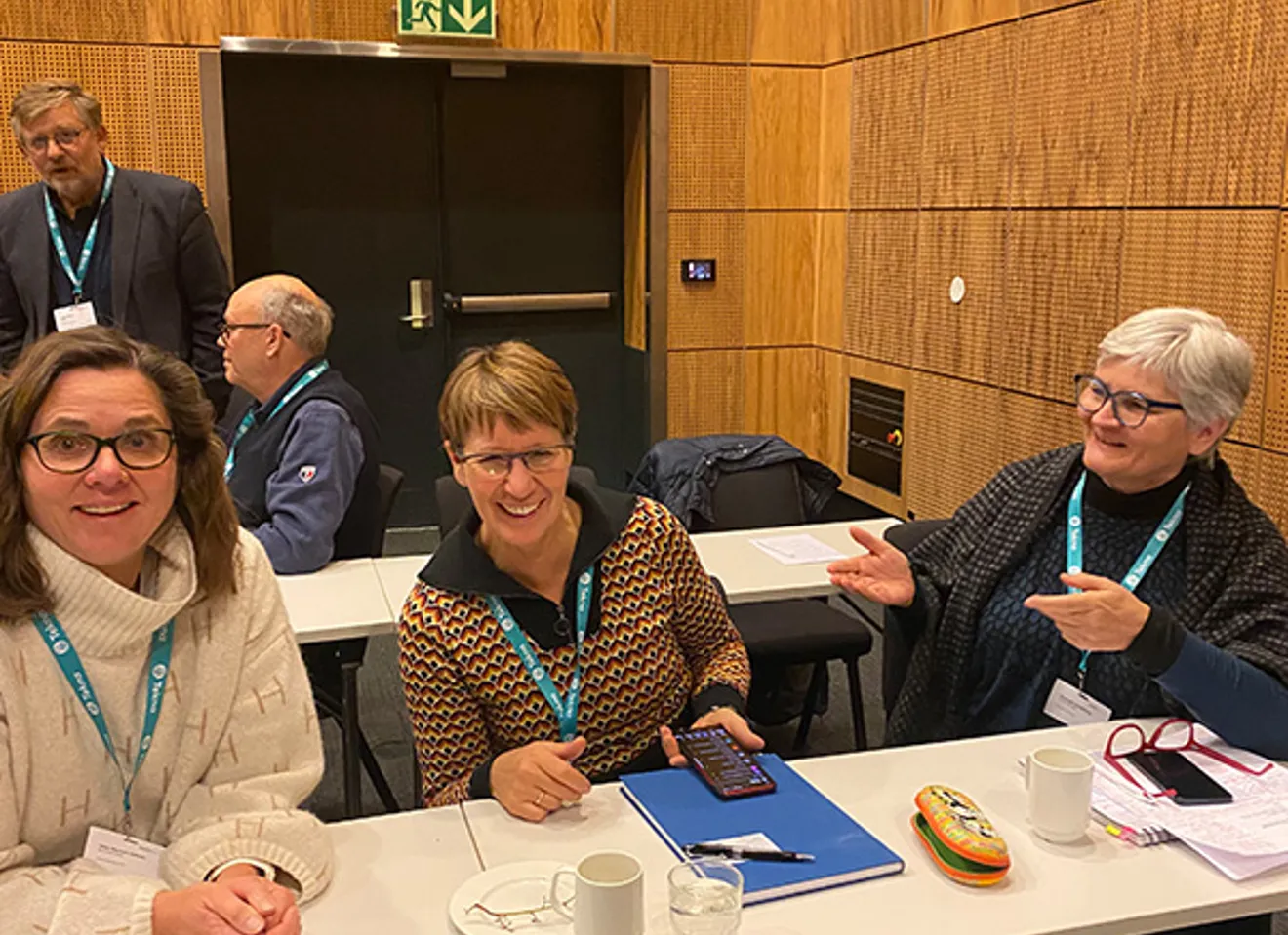 Tre kvinner som smiler