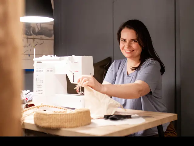 Ellen Skaar arbeider med symaskin