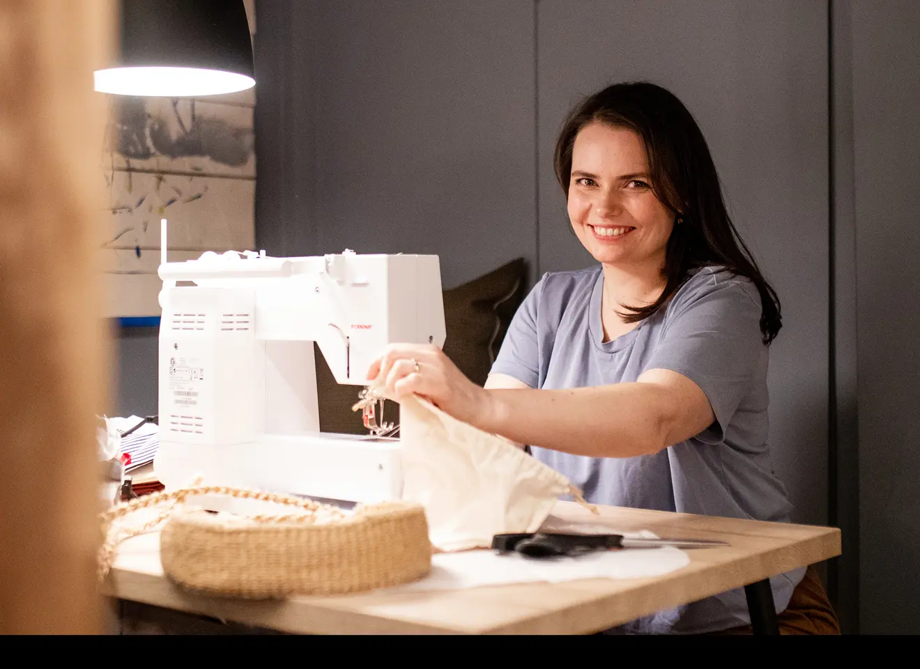 Ellen Skaar arbeider med symaskin