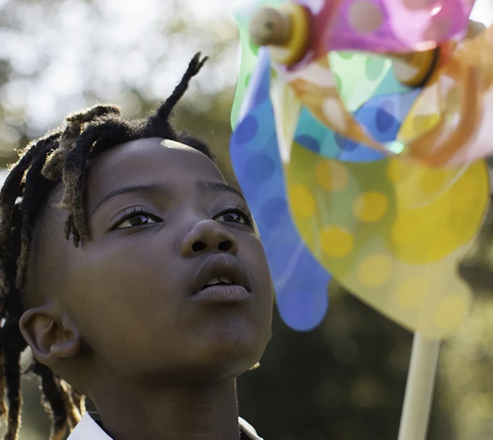 barn med lekevindmølle