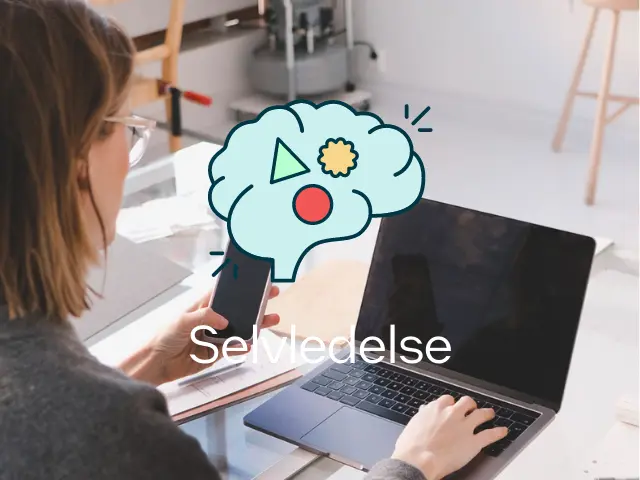 Kvinne sitter på både laptop og mobil. Med mestringspodden-logo og teksten Selvledelse