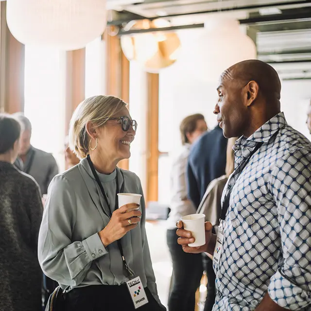 To personer i samtale