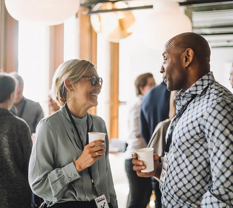 To personer i samtale