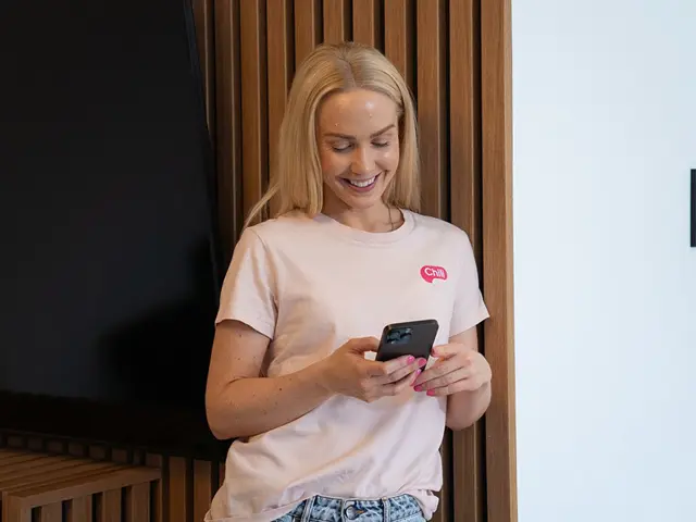 Ung jente med chilimobilgenser og telefon i hånden