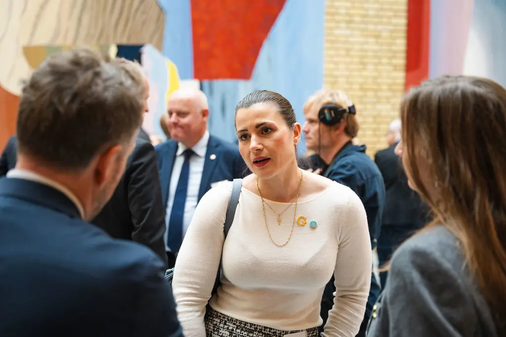 President Elisabet Haugsbø i samtale med politikere i Vandrehallen på Stortinget da statsbudsjettet ble lagt fram 15. oktober 2025. 