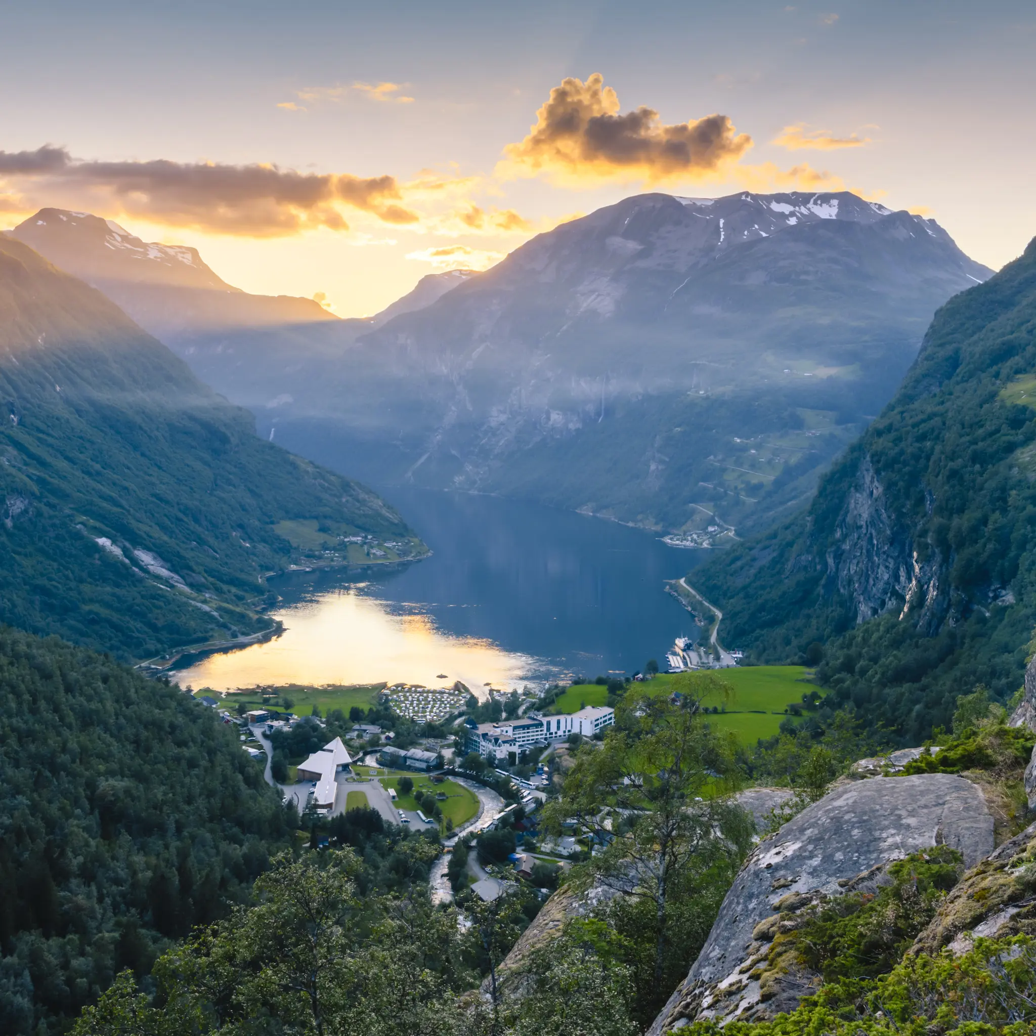 mann på tur med utsikt over Geirangerfjorden