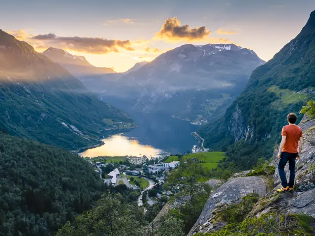 mann på tur med utsikt over Geirangerfjorden