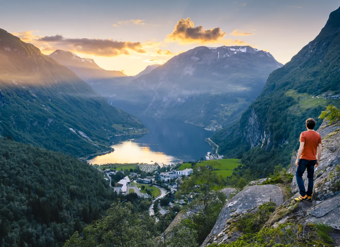 mann på tur med utsikt over Geirangerfjorden