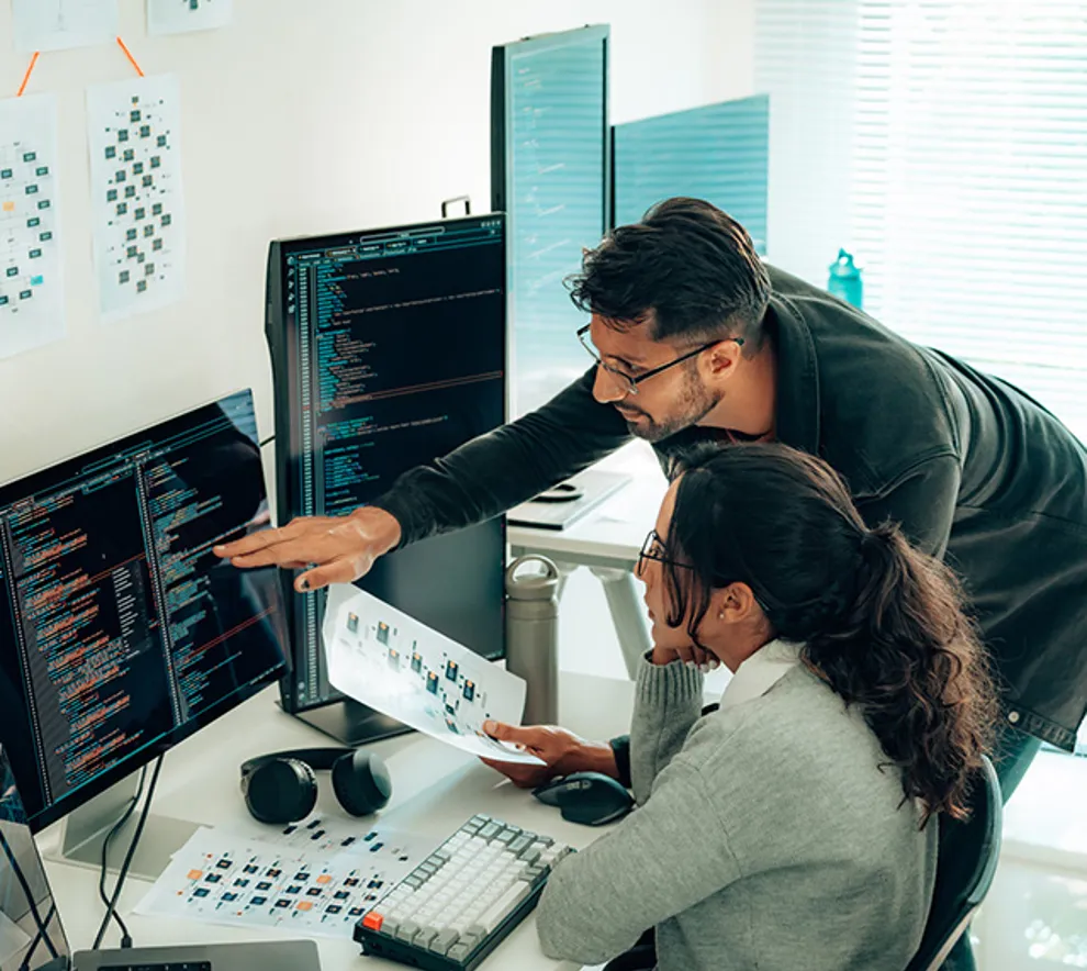 To personer som ser på data