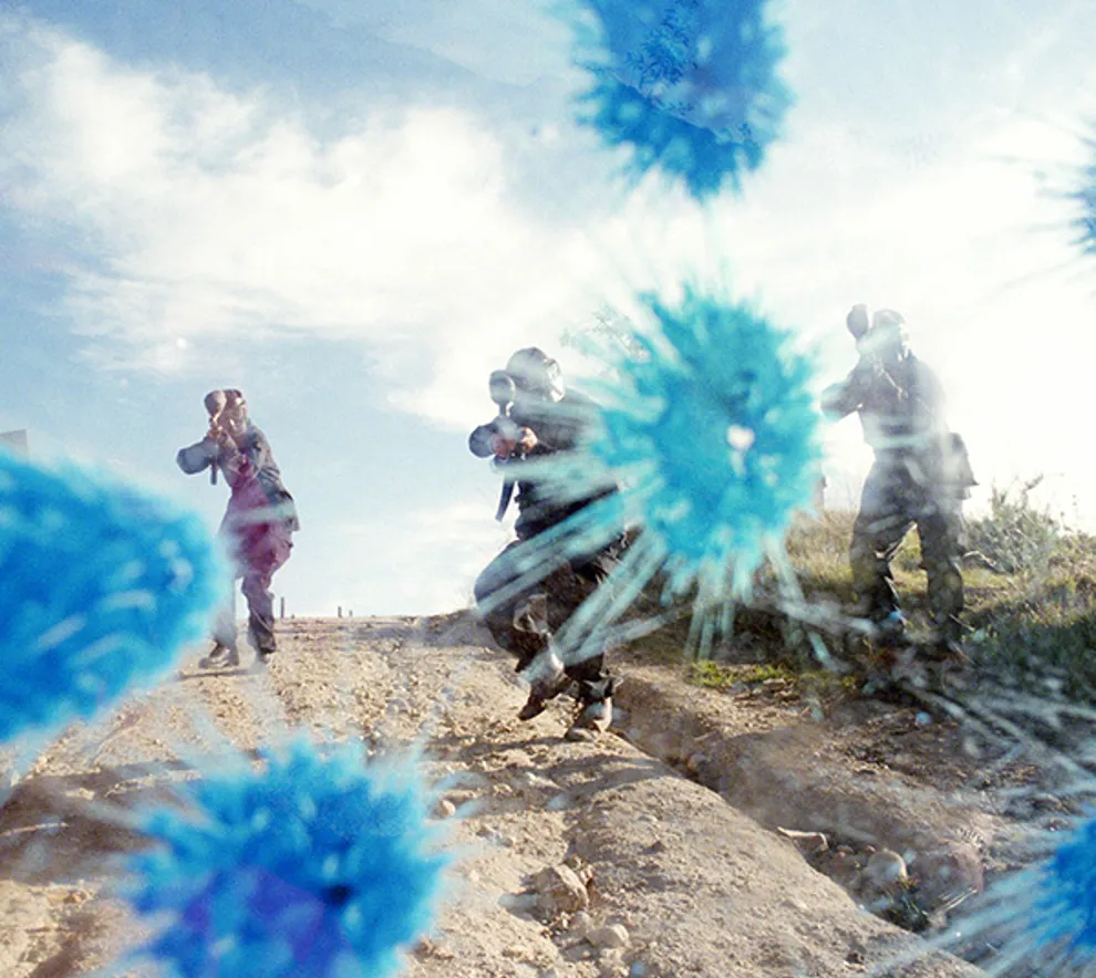 Personer som spiller paintball