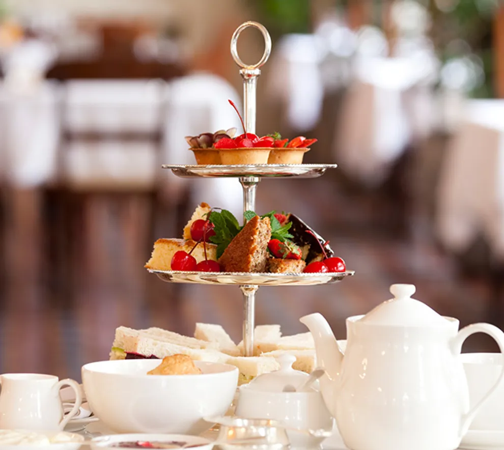 Etasjefat med bakverk og sandwhicher