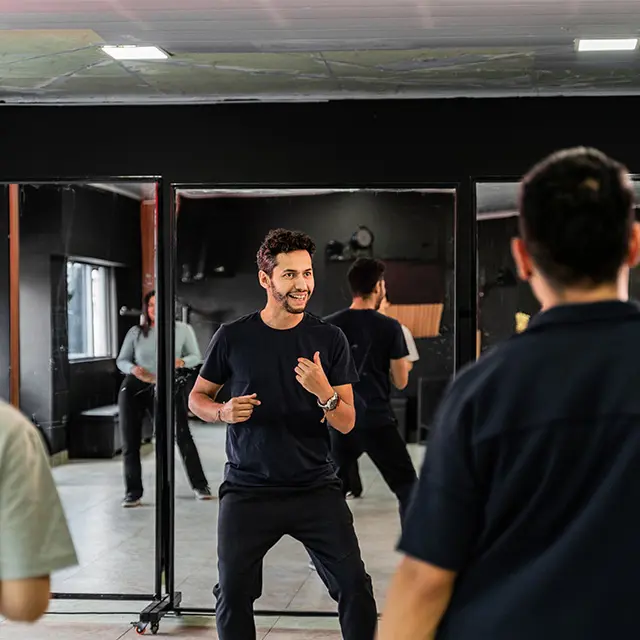 Instruktør lærer bort salsa i treningssal