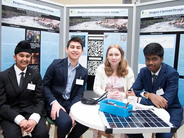 4 skoleelever ved et bord