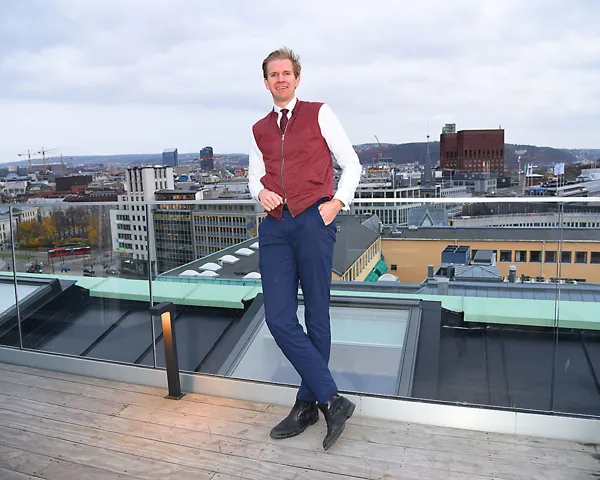 Sverre Haug Lindseth står på takterrase over Oslo