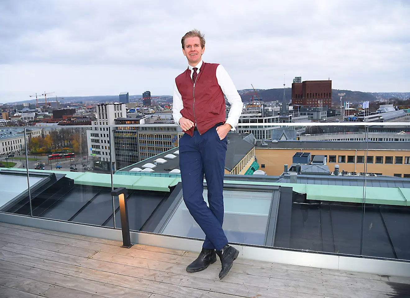 Sverre Haug Lindseth står på takterrase over Oslo