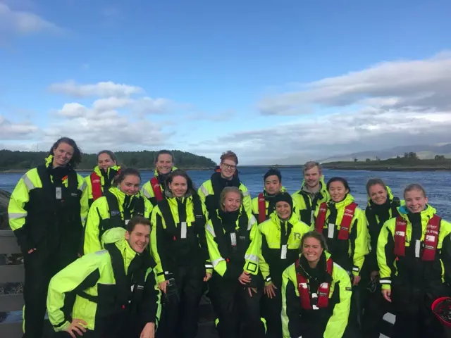 Gruppebilde av studenter og faglærere på en årlig ekskursjon til Hitra