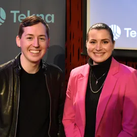 teknologijournalisten Paris Marx og tekna president elisabet smiler til kamera