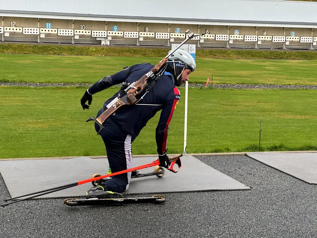 Mann reiser seg fra liggende skyting