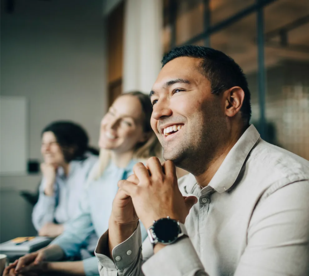 Person som smiler i forsamling