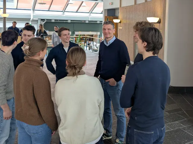 Professor med studenter rundt seg