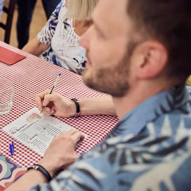 Mann som noterer på ark