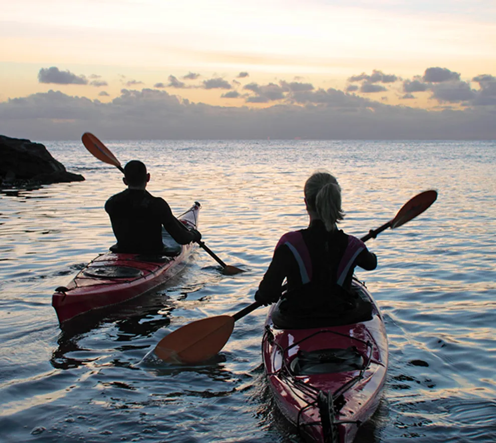 To personer som padler kano