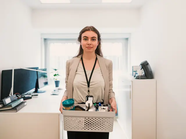 ung kvinne på kontoret med sine rekvisita