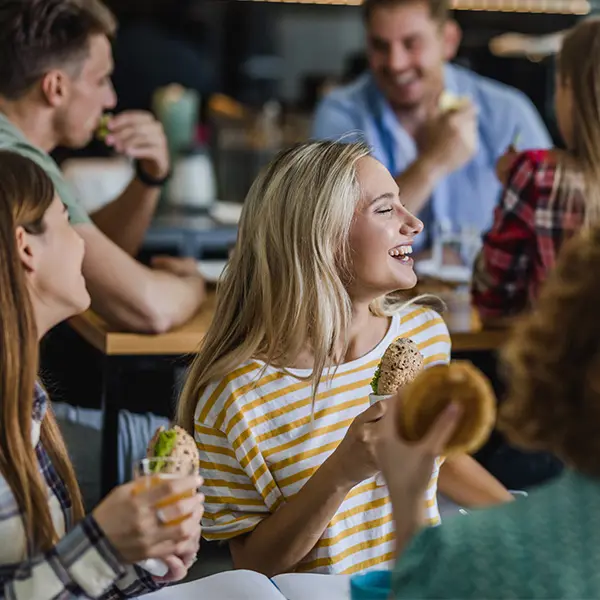 Studenter som spiser lunsj