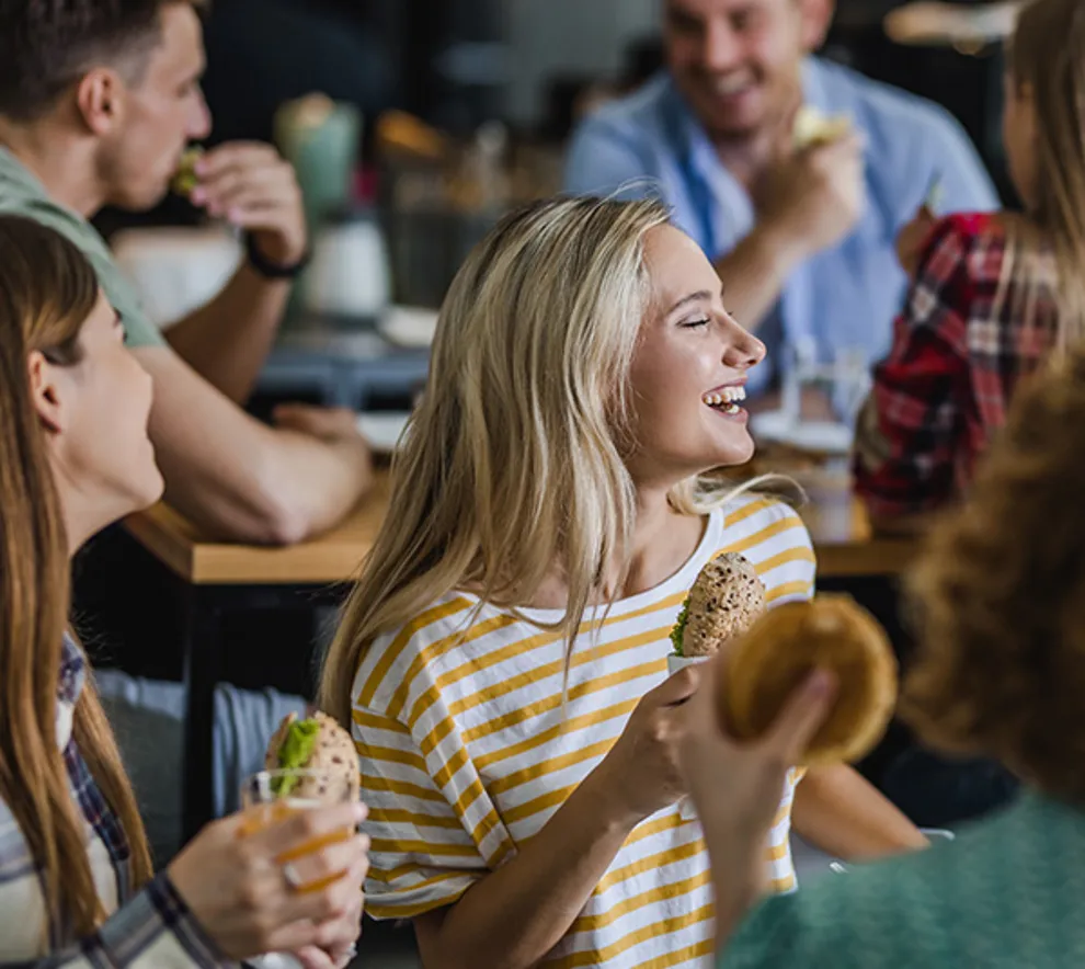 Studenter som spiser lunsj
