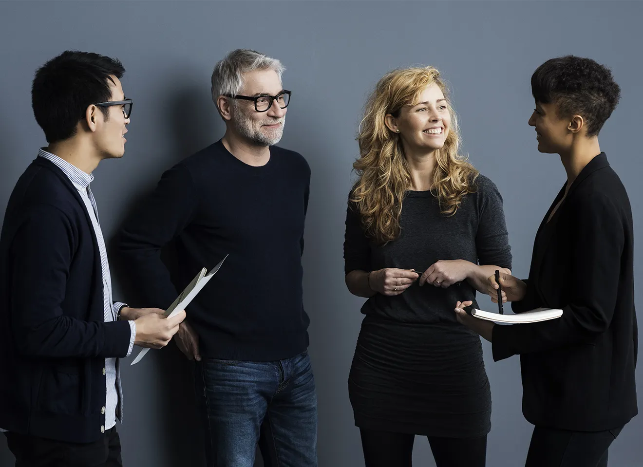 Fire kolleger mingler