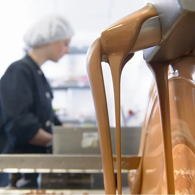 Flytende sjokolade på fabrikk