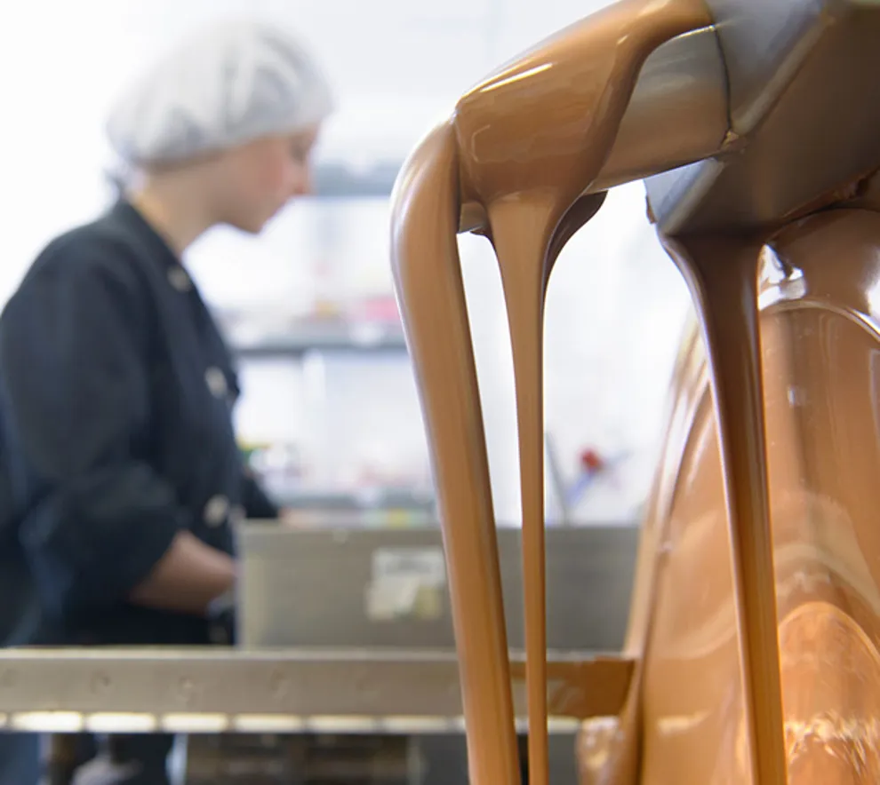 Flytende sjokolade på fabrikk