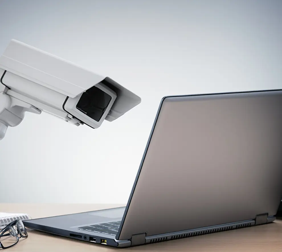 Overvåkningskamera mot PC-skjerm