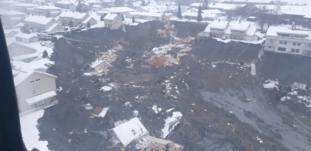 Luftbilde av kvikkleireskred Gjerdrum med mange ødelagte hus