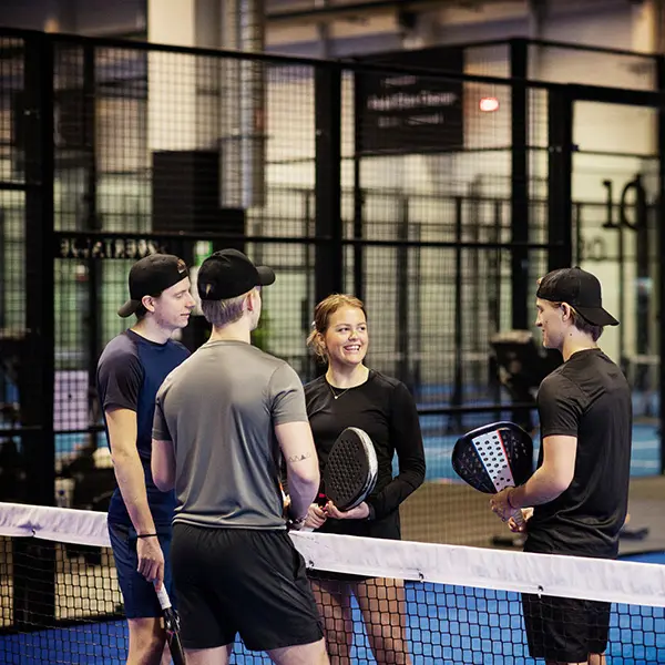 Venner som spiller padel