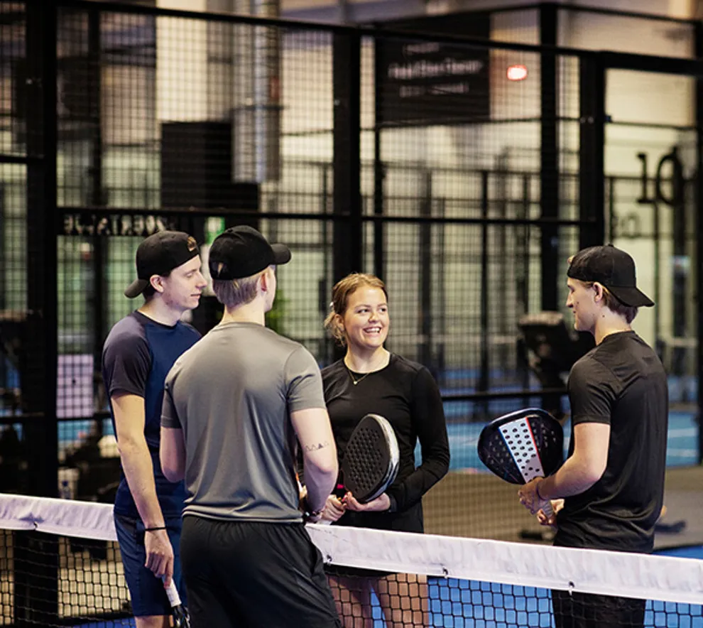 Venner som spiller padel