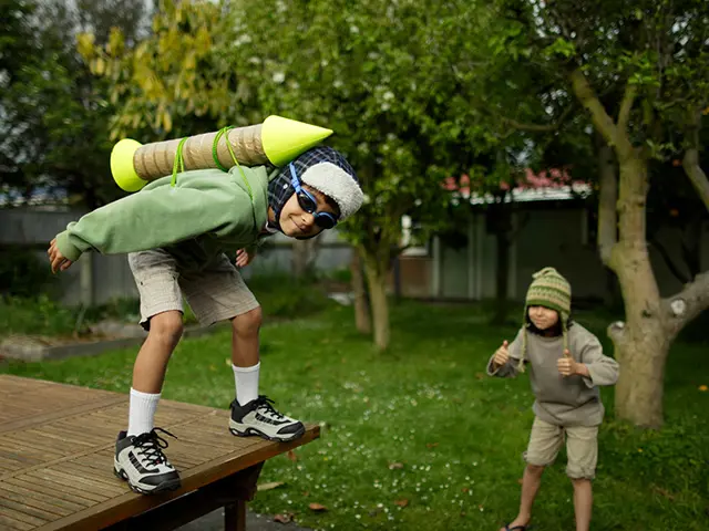 barn har festet lekeraketter på ryggen