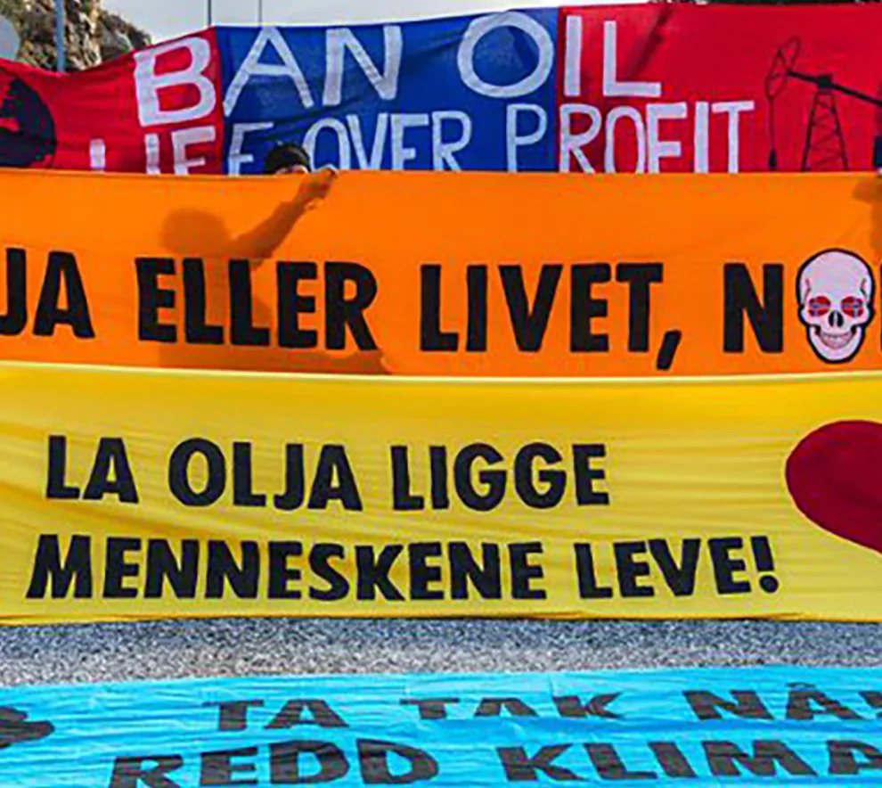 Mennesker med bannere om å la olja ligge
